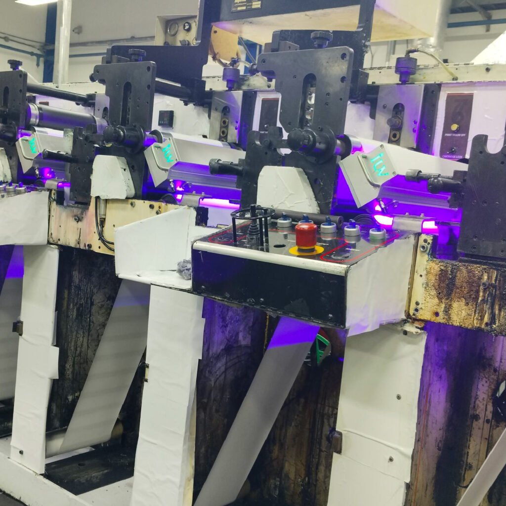 Cómo el sistema de curado UV mejora la definición y el brillo en la impresión flexográfica