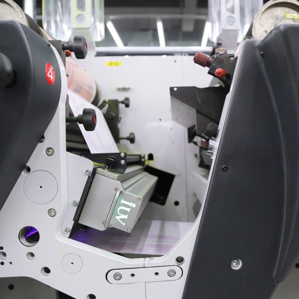 Cómo el sistema de curado UV transforma la producción de etiquetas autoadhesivas