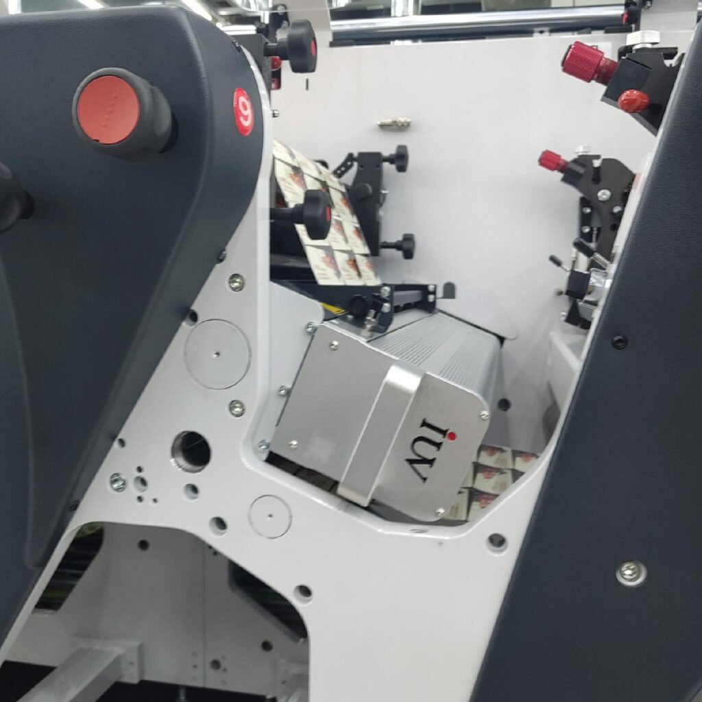 Cómo los sistemas de curado UV mejoran la compatibilidad con tintas de baja migración