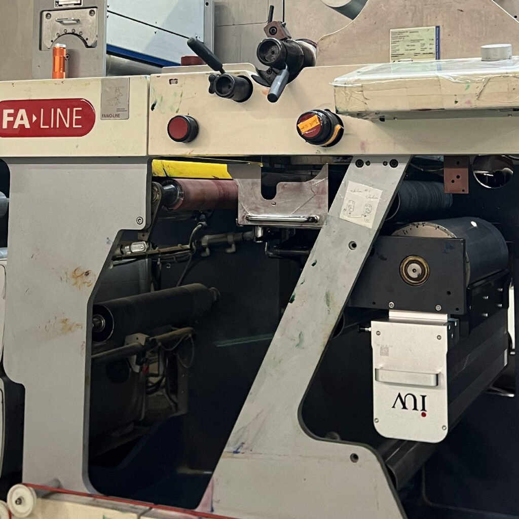 Sistema de curado UV para etiquetas premium brillo, resistencia y rapidez de producción