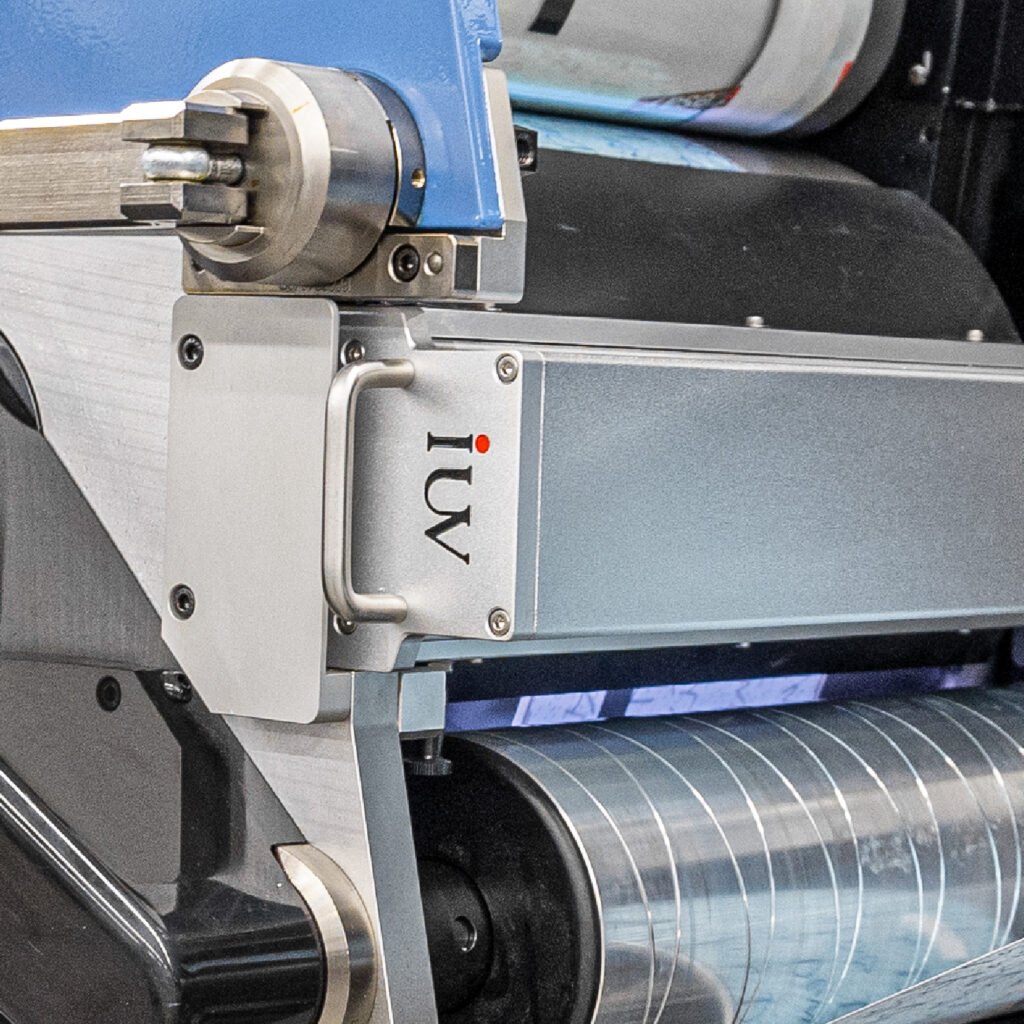 Cómo la automatización UV transforma la producción de etiquetas de alta velocidad