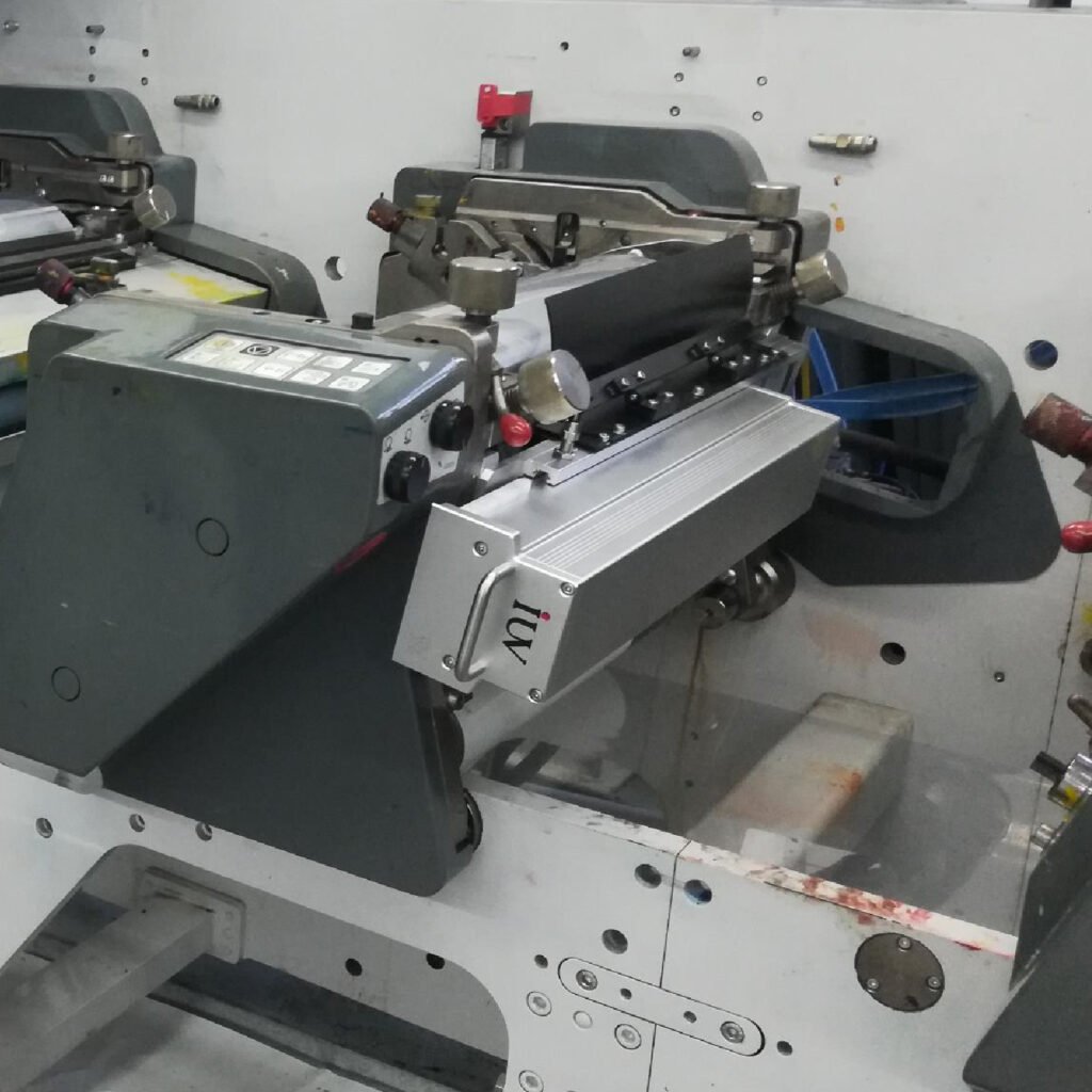 Curado UV LED en impresión narrow web máxima eficiencia en espacios reducidos