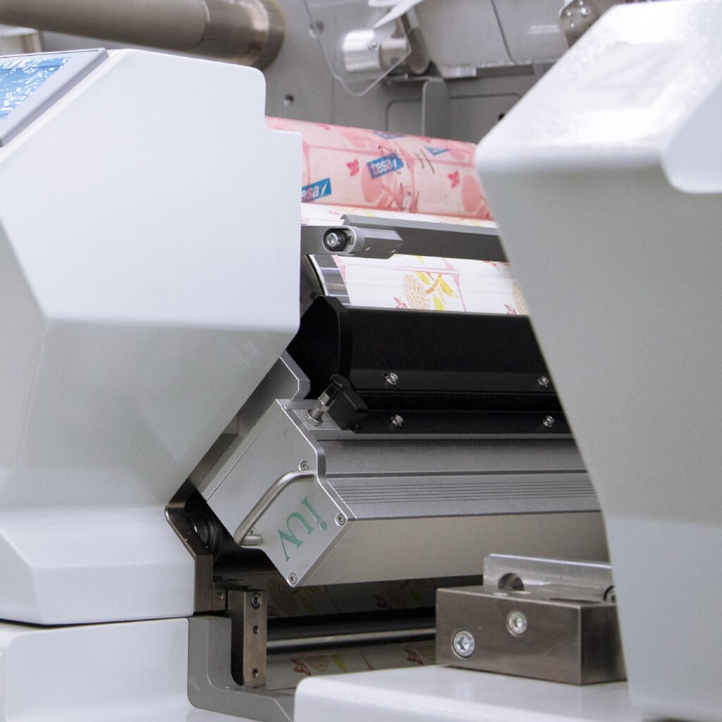 El impacto del curado UV LED en la adherencia y brillo de barnices UV en etiquetas