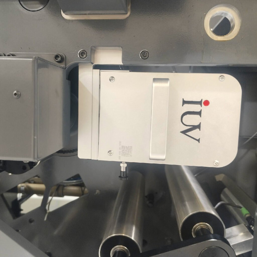 Gestión automática del ancho de material para el control preciso del área de curado UV