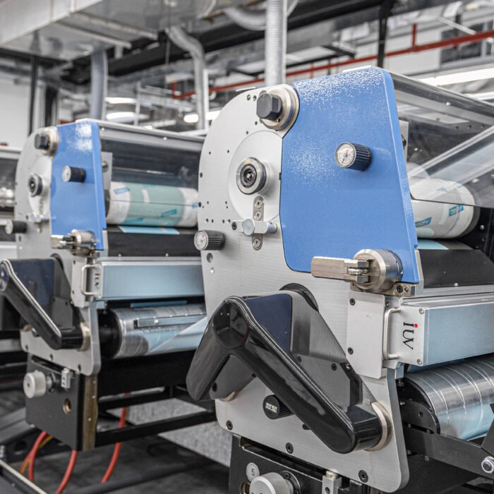 Integración de sistemas UV automatizados en flexografía para mayor estabilidad de impresión