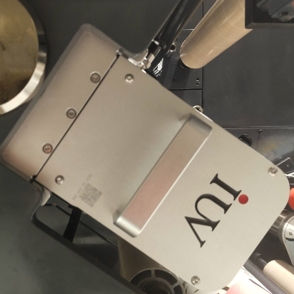 Optimización del flujo de trabajo con plataformas UV automatizadas en producción industrial de etiquetas