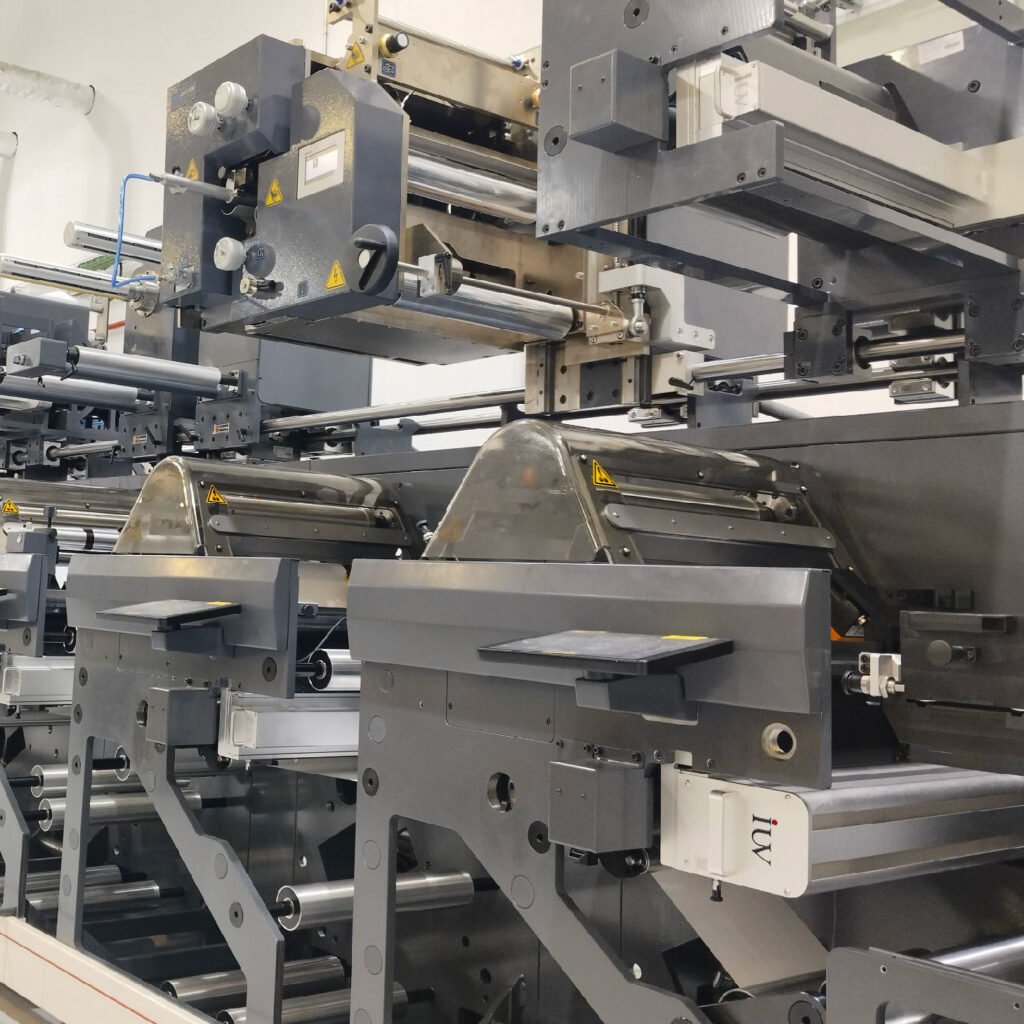 Cómo garantizar la durabilidad de barnices UV en impresión de etiquetas de alta exigencia