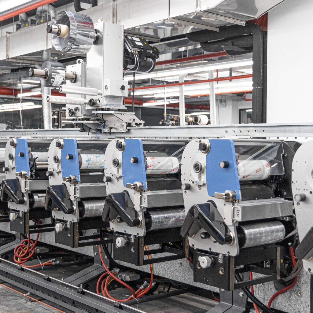 Cómo implementar un retrofit UV LED sin detener la producción en imprentas de banda estrecha