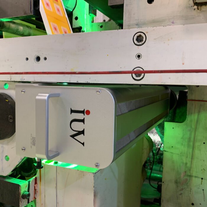 Guía técnica para minimizar el sobrecurado UV en impresión de etiquetas autoadhesivas