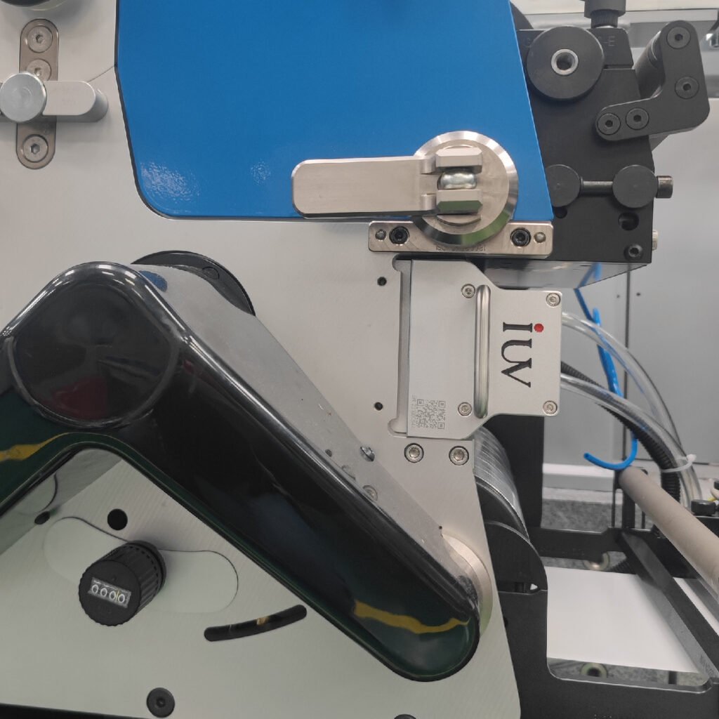 Ventajas del curado LED UV en prensas flexográficas de banda estrecha para tiradas cortas y variables