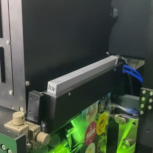 Ventana de curado UV LED en impresión flexográfica ajuste de dosis para evitar pegado y curado incompleto