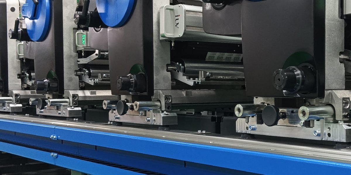 Análisis técnico del curado UV en impresión de etiquetas para altas exigencias industriales