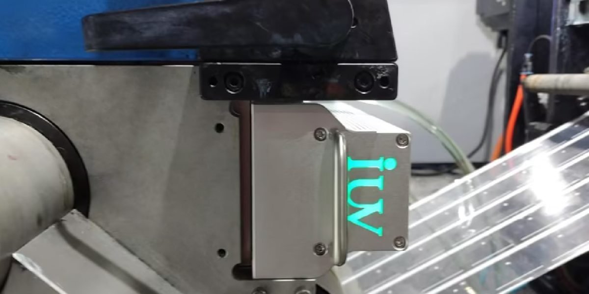 Automatización UV en la impresión industrial eficiencia y consistencia en grandes tiradas