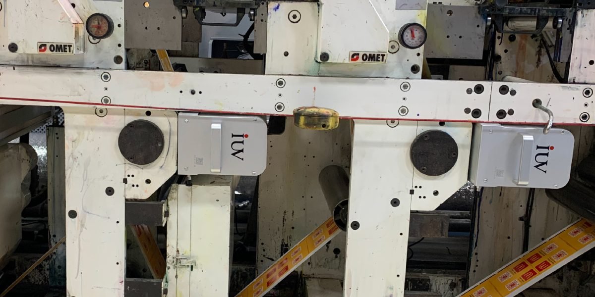 Automatización del curado UV en impresoras de banda estrecha aumento de productividad y precisión