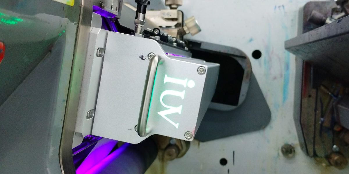 Cómo el curado UV LED mejora la adherencia y el acabado de tintas especiales