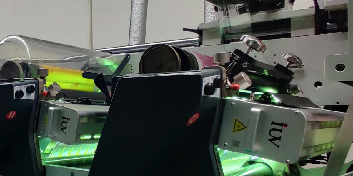 Cómo el sistema de curado UV LED mejora la calidad del color en impresión offset