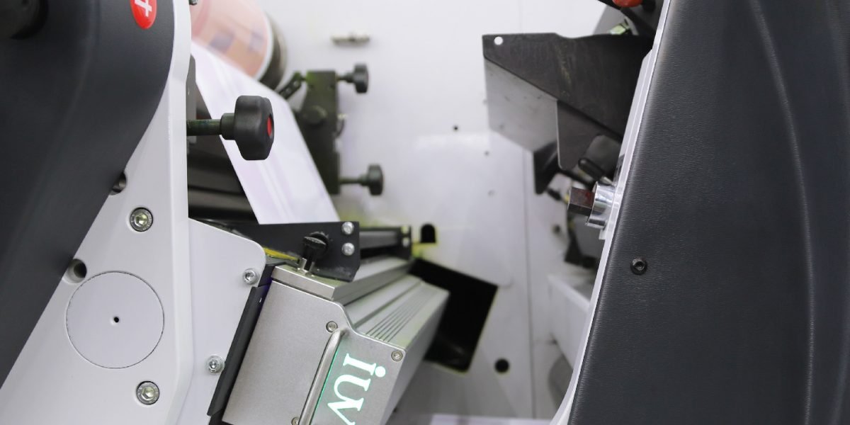 Cómo el sistema de curado UV transforma la producción de etiquetas autoadhesivas