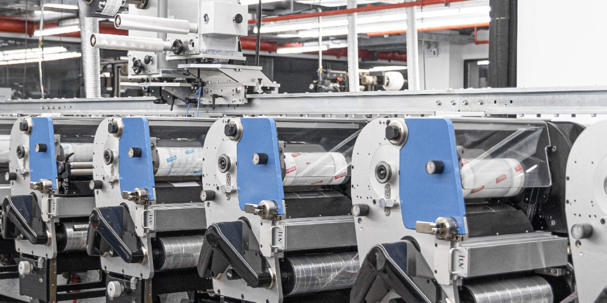 Cómo implementar un retrofit UV LED sin detener la producción en imprentas de banda estrecha