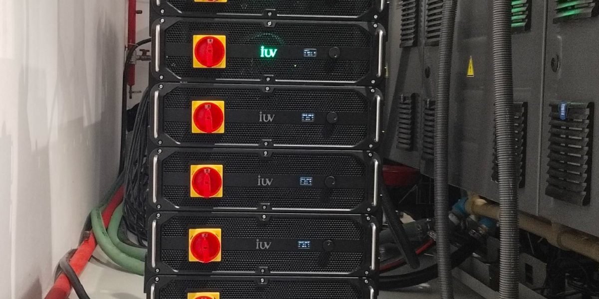 Cómo la automatización UV reduce errores y aumenta la consistencia del color en impresión flexográfica