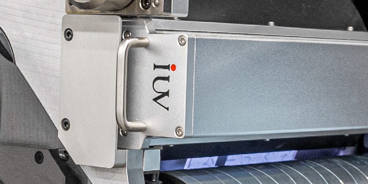 Cómo la automatización UV transforma la producción de etiquetas de alta velocidad