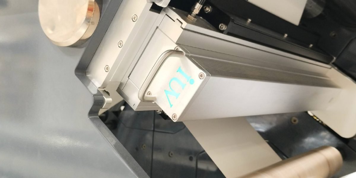 Cómo la inteligencia artificial impulsa las operaciones automatizadas en sistemas UV LED industriales