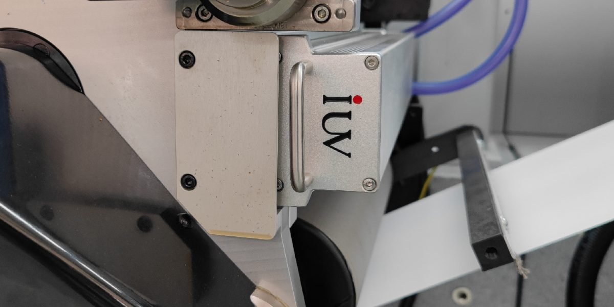 Cómo la tecnología LED UV reduce el consumo energético en prensas flexográficas de banda estrecha
