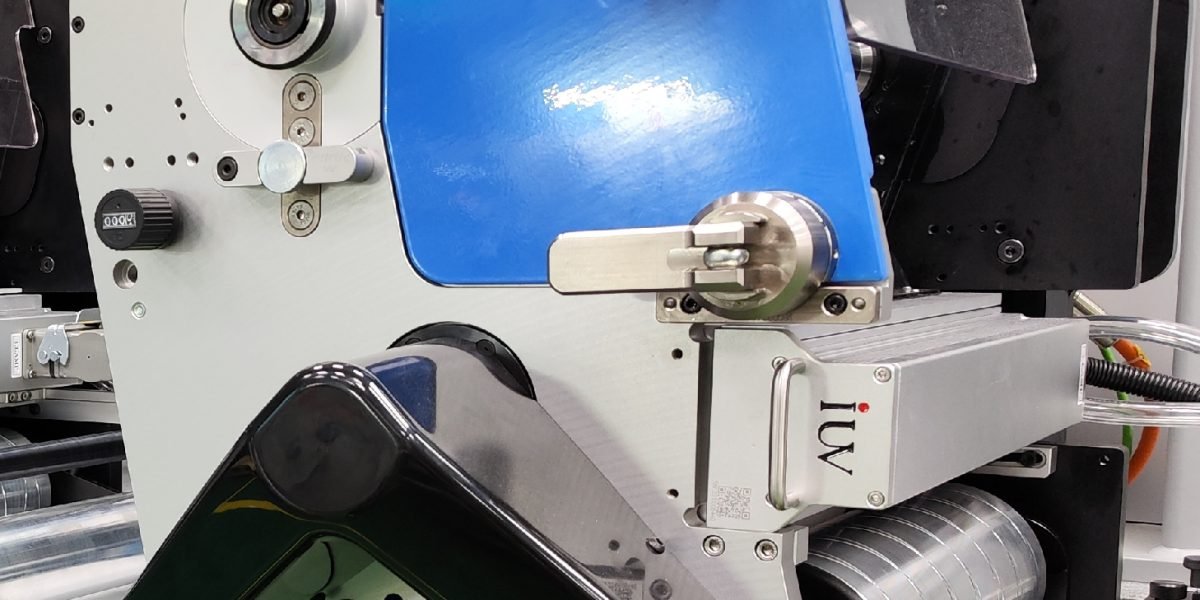 Cómo los sistemas UV LED automatizados optimizan el registro y reducen el desperdicio en etiqueta