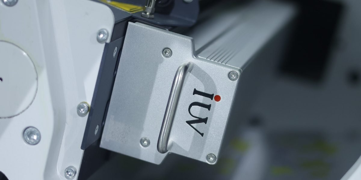 Cómo los sistemas de curado LED mejoran la adhesión y el acabado en impresión UV