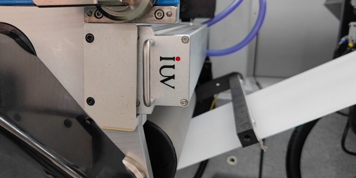 Confronto tra lampade al mercurio e sistemi LED UV nella stampa offset