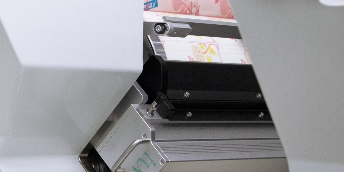 El impacto del curado UV LED en la adherencia y brillo de barnices UV en etiquetas