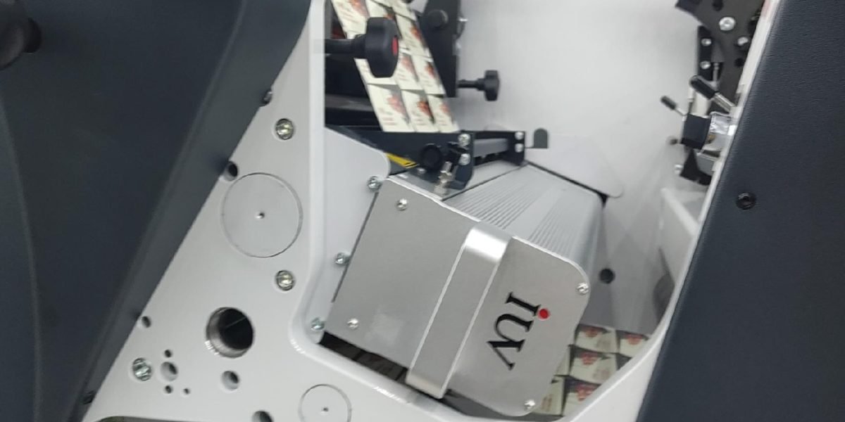 Evaluación de la estabilidad del proceso de curado UV LED en sistemas de impresión flexográfica de banda estrecha multicolor