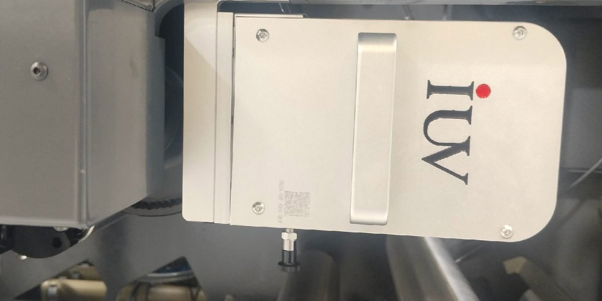 Gestión automática del ancho de material para el control preciso del área de curado UV