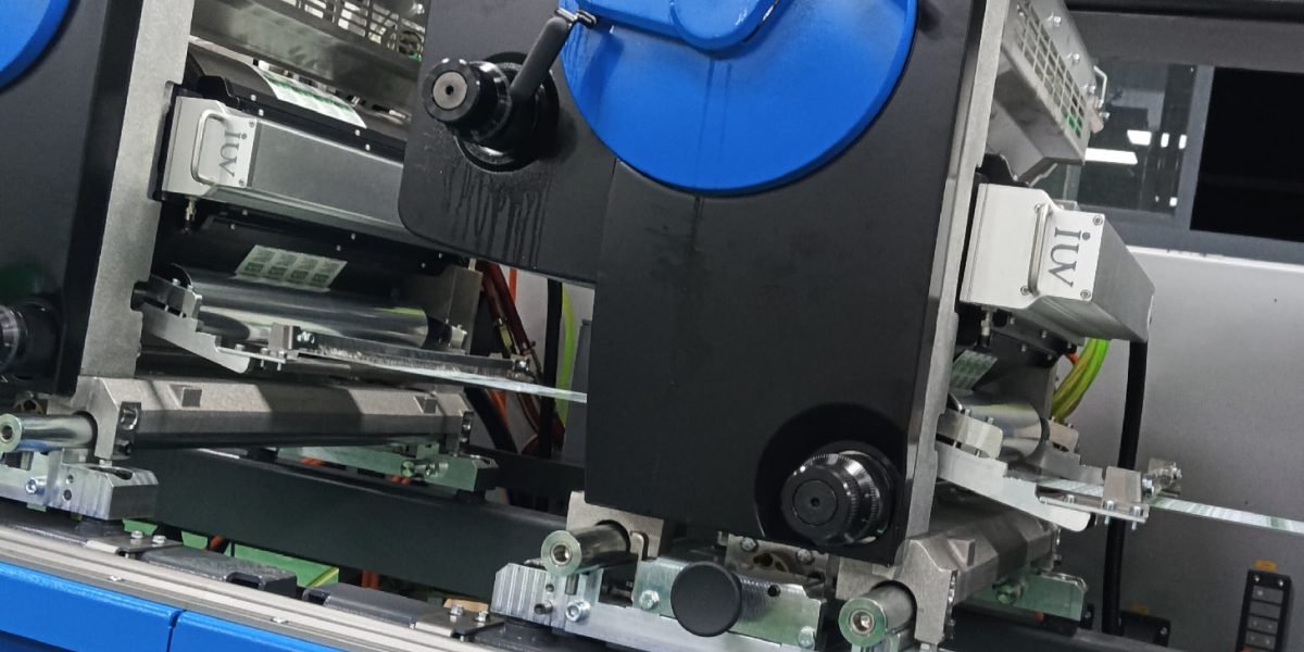 Impresión offset UV LED en prensas narrow web velocidad, precisión y ahorro energético