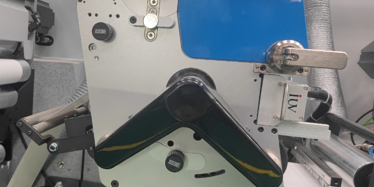 Influencia del curado UV LED en la estabilidad dimensional de las etiquetas impresas