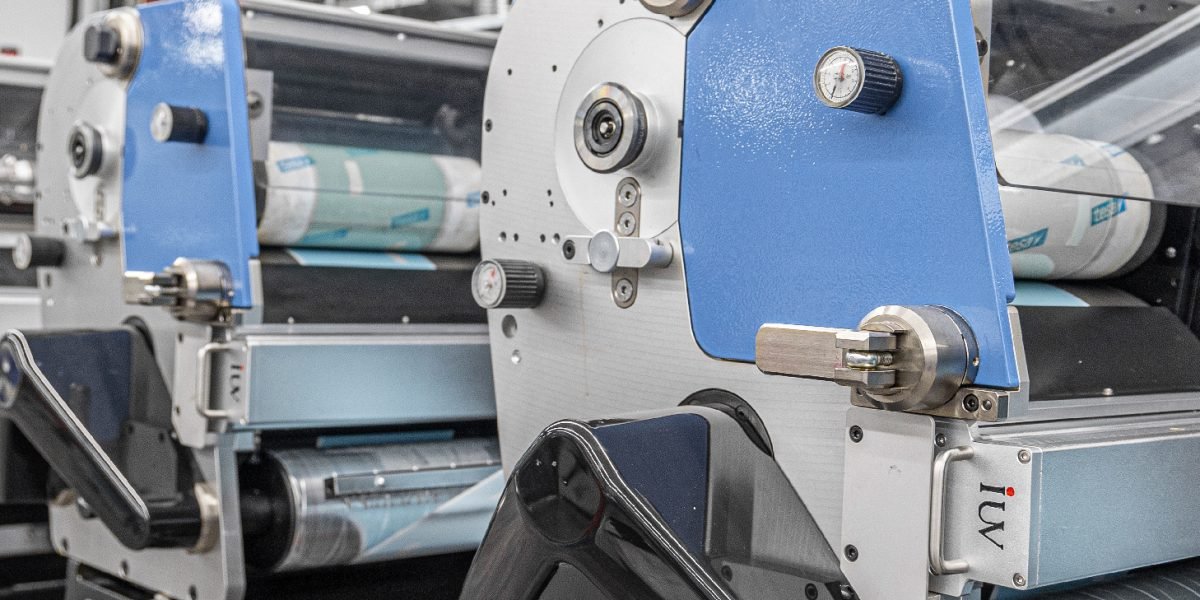 Integración de sistemas UV automatizados en flexografía para mayor estabilidad de impresión