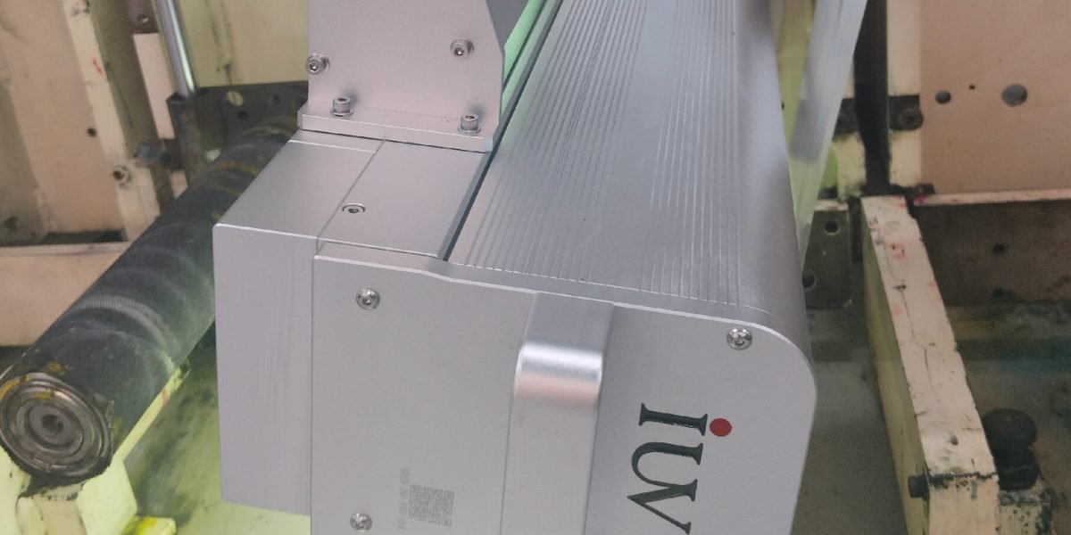 Integración del curado UV LED en prensas offset ventajas para tiradas cortas y medianas