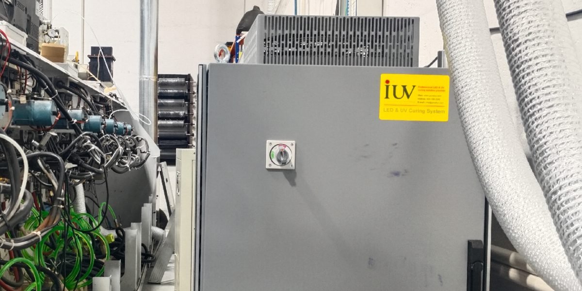 Mejoras en productividad gracias al curado UV automatizado en equipos de impresión avanzada