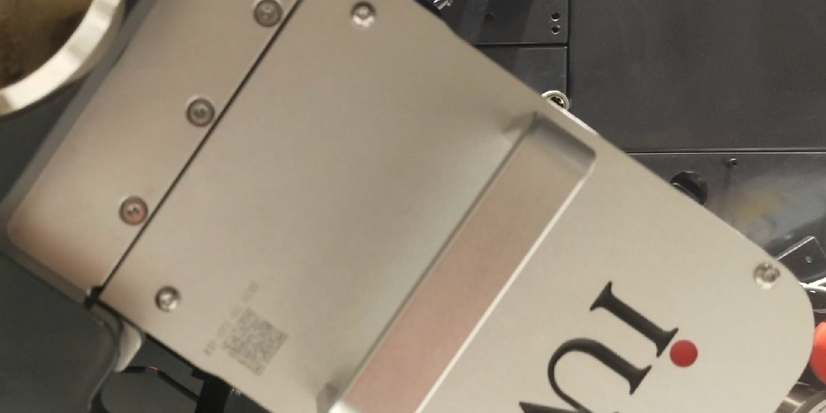 Optimización del flujo de trabajo con plataformas UV automatizadas en producción industrial de etiquetas