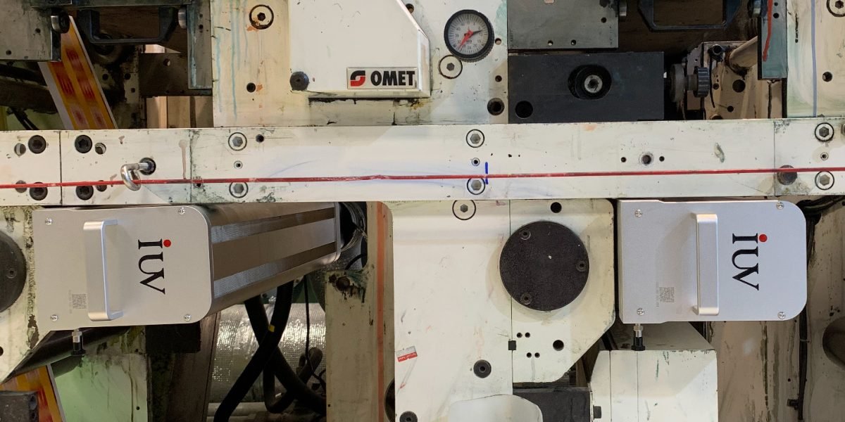 Sincronización automática entre la velocidad de impresión y el curado UV para tiradas estables