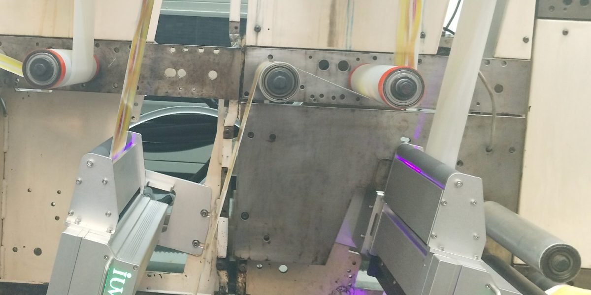 Sistema de curado LED en impresión de etiquetas secado rápido y colores más vibrantes