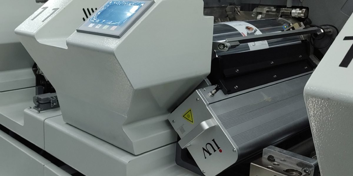 Sistema de curado LED mayor velocidad y precisión en la impresión flexográfica moderna