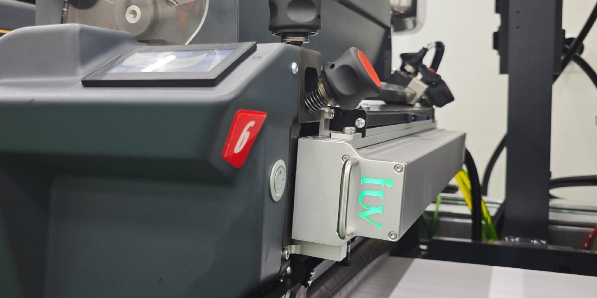 Sistema de curado UV la solución ideal para imprimir en materiales plásticos y metálicos