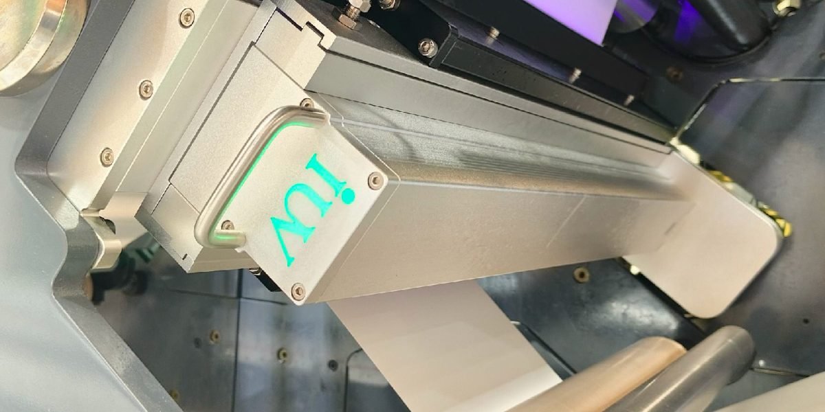 Tecnologías automáticas de inspección UV para asegurar calidad en etiquetas de alta resolución