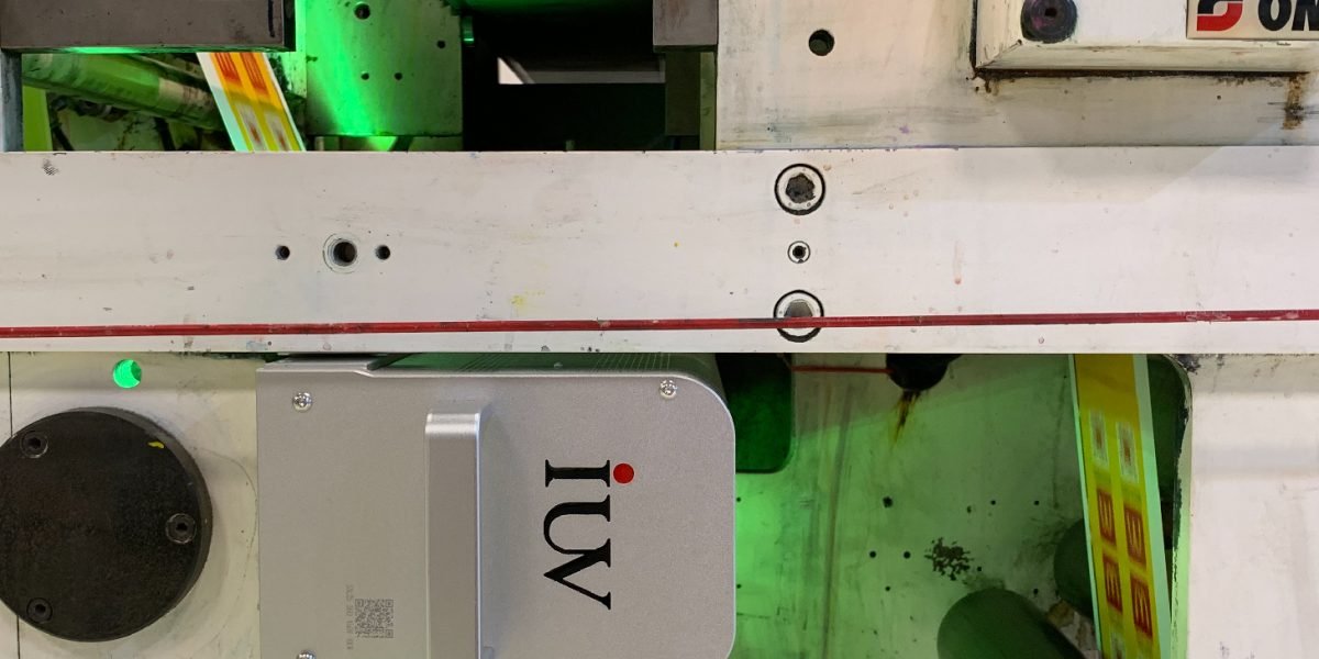 Transición de procesos manuales a operaciones UV totalmente automatizadas en impresión flexográfica