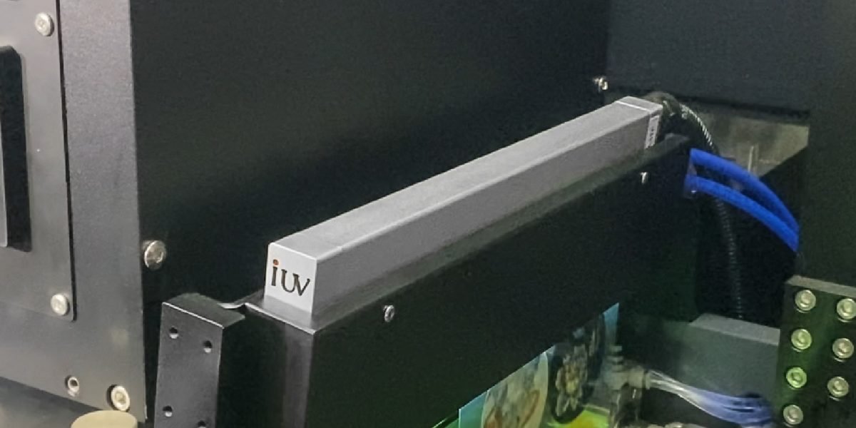 Ventana de curado UV LED en impresión flexográfica ajuste de dosis para evitar pegado y curado incompleto